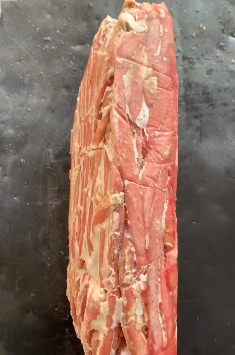 羊红肠，又称羊小肠，质地细嫩，口感松软有嚼劲，可炒，可卤