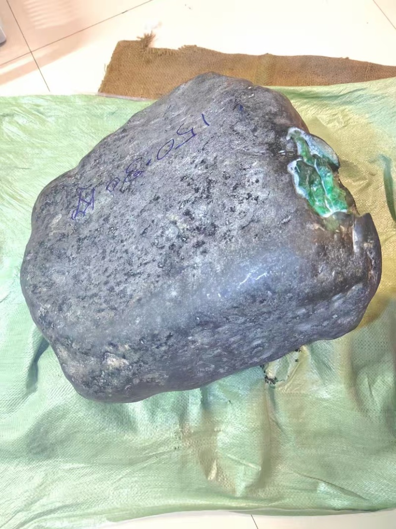 缅甸一手产地玉石翡翠原石品质保证诚信经营欢迎来电