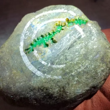 缅甸产地一手翡翠原石玉石供应品质保证欢迎各位老板来电