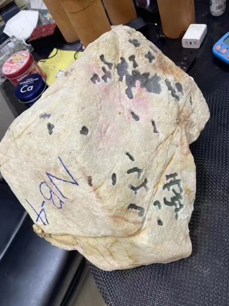 缅甸产地一手翡翠原石玉石供应品质保证欢迎各位老板来电