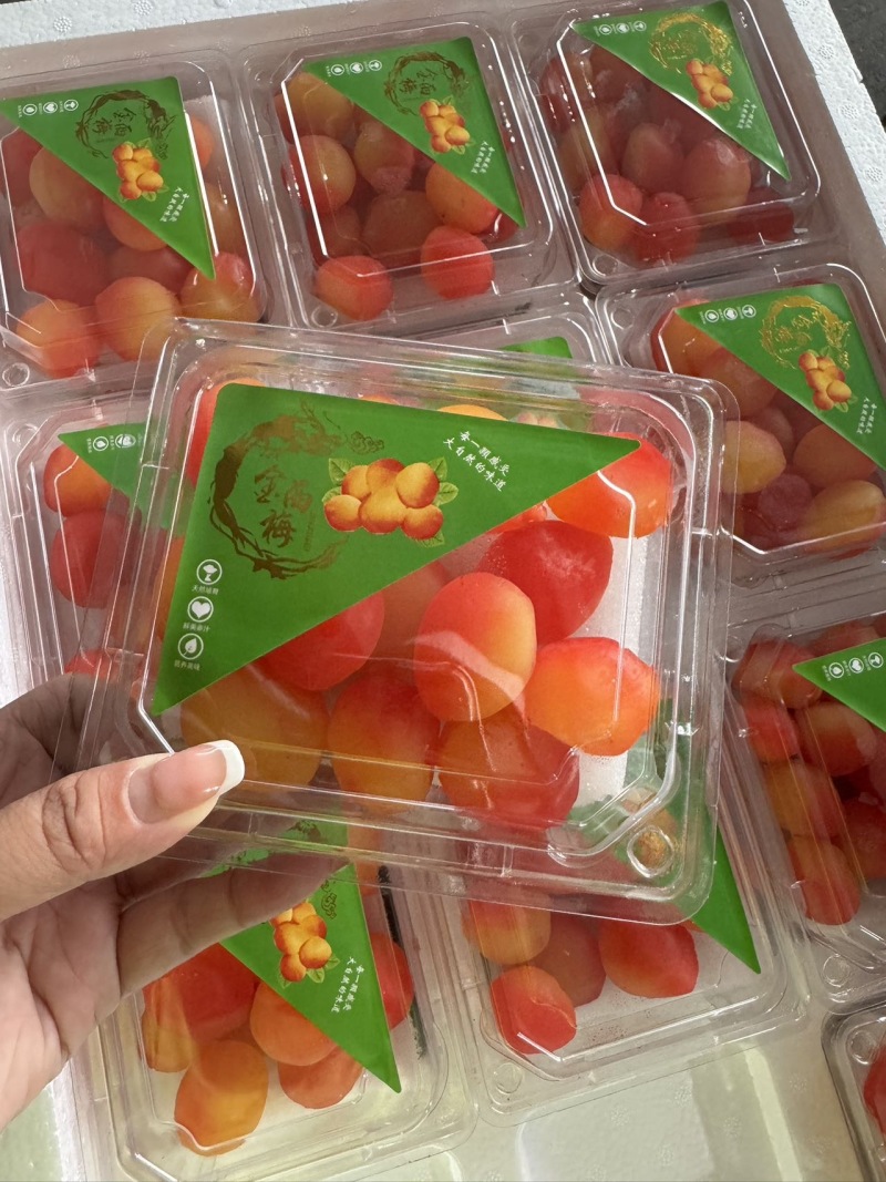红色，黄色，绿色都有