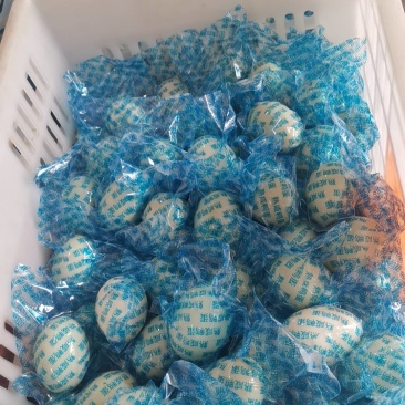 真空包装破壳咸鸭蛋，正宗高邮湖产品。