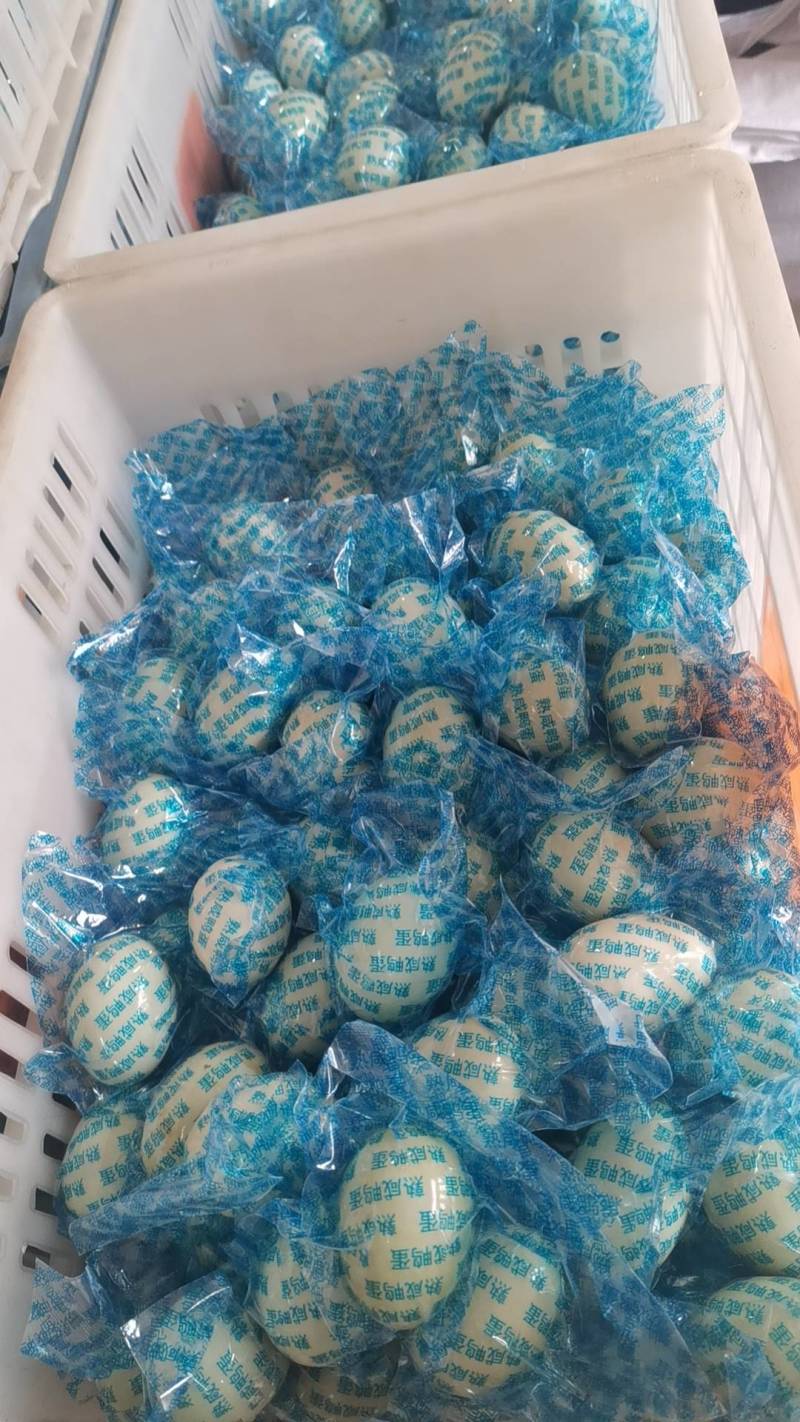 真空包装破壳咸鸭蛋，正宗高邮湖产品。