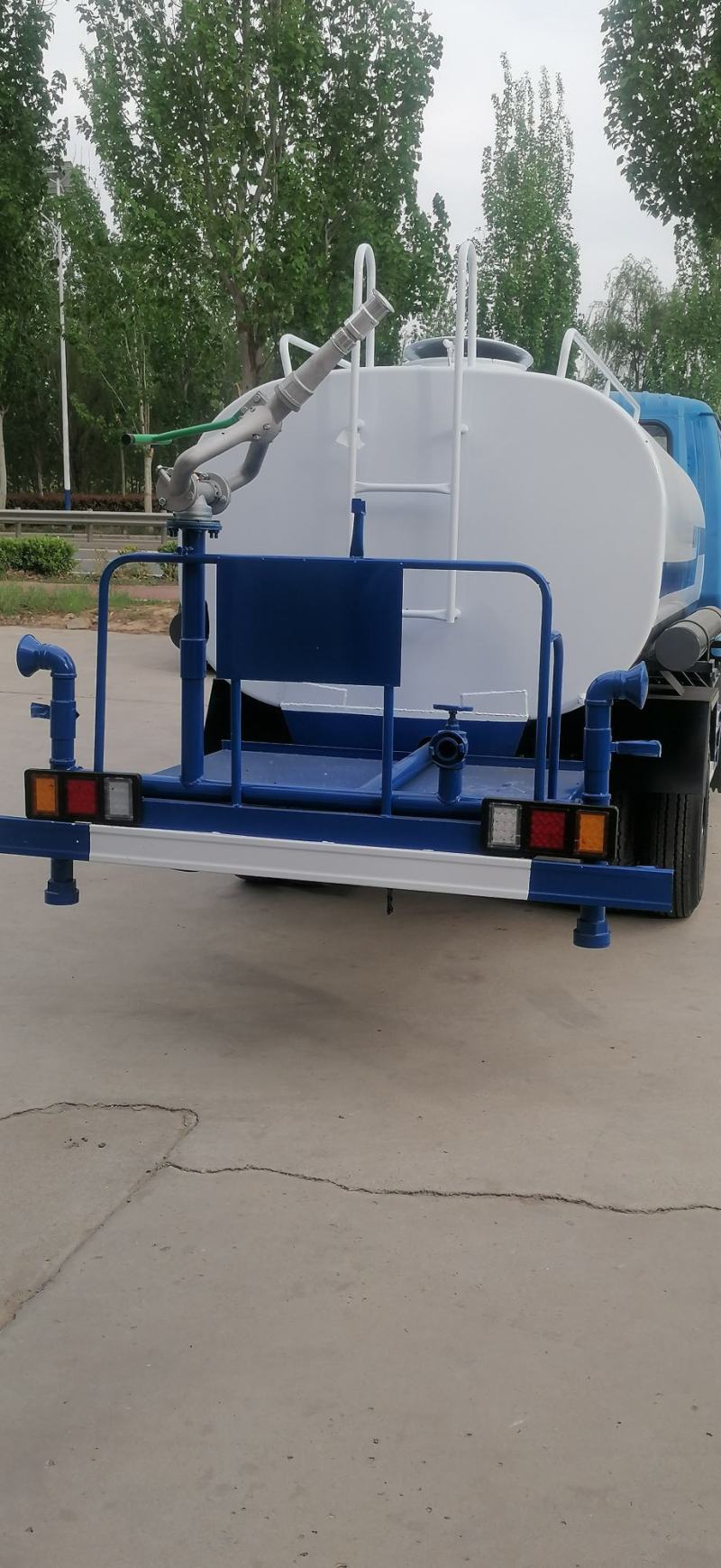 柴油洒水车