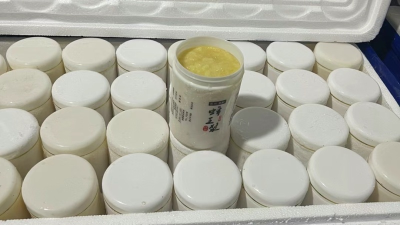 蜂王浆高品质现取速冻蜂农自产天然新鲜纯原浆