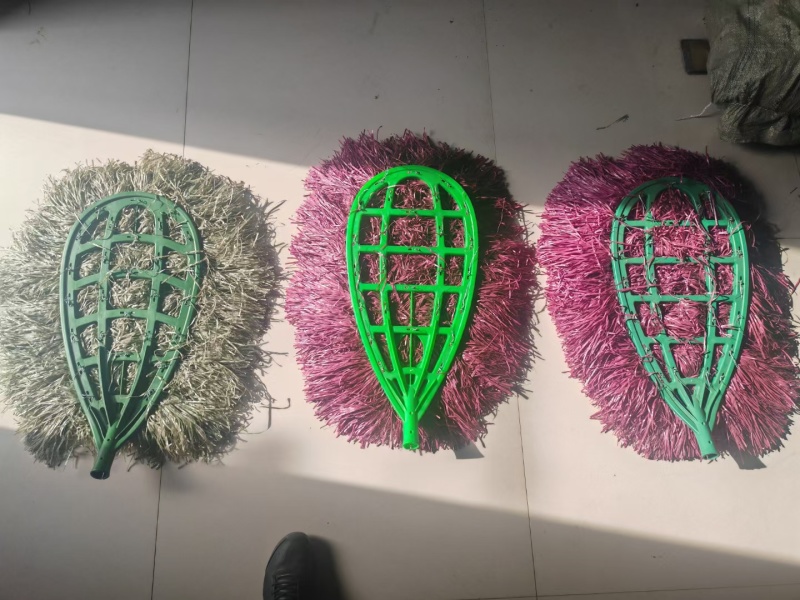 我厂生产扫把丝和成品扫把有需要的老板请联系我！