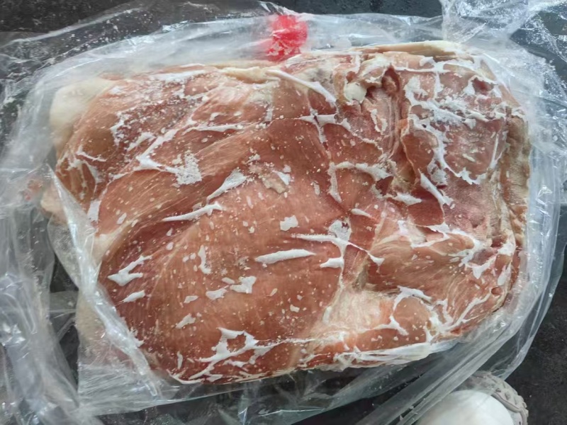 品名：肥猪带皮后上肉规格：10公斤2-3片