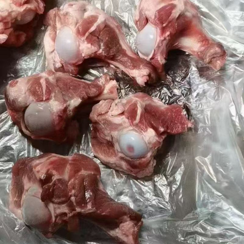 猪棒骨，价格超低实惠，个头均匀，颜色鲜亮，根根漏骨髓