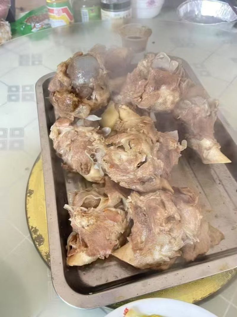 猪棒骨，价格超低实惠，个头均匀，颜色鲜亮，根根漏骨髓