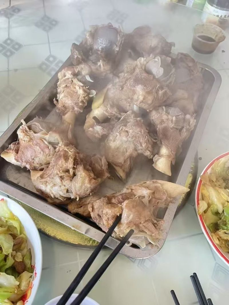 猪棒骨，价格超低实惠，个头均匀，颜色鲜亮，根根漏骨髓