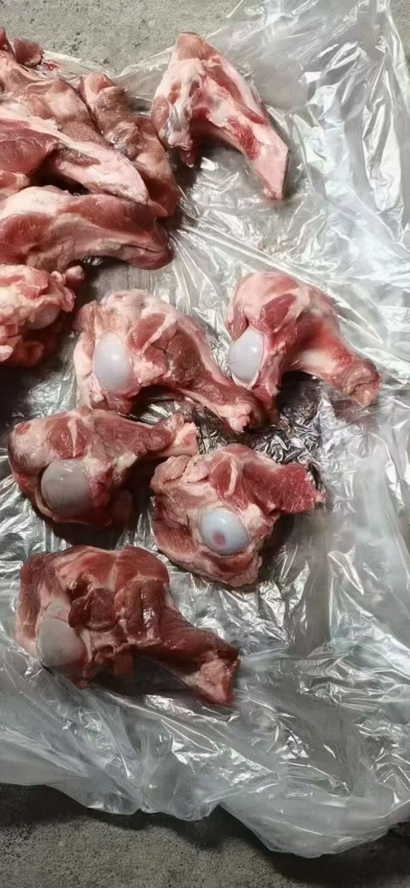猪棒骨，价格超低实惠，个头均匀，颜色鲜亮，根根漏骨髓