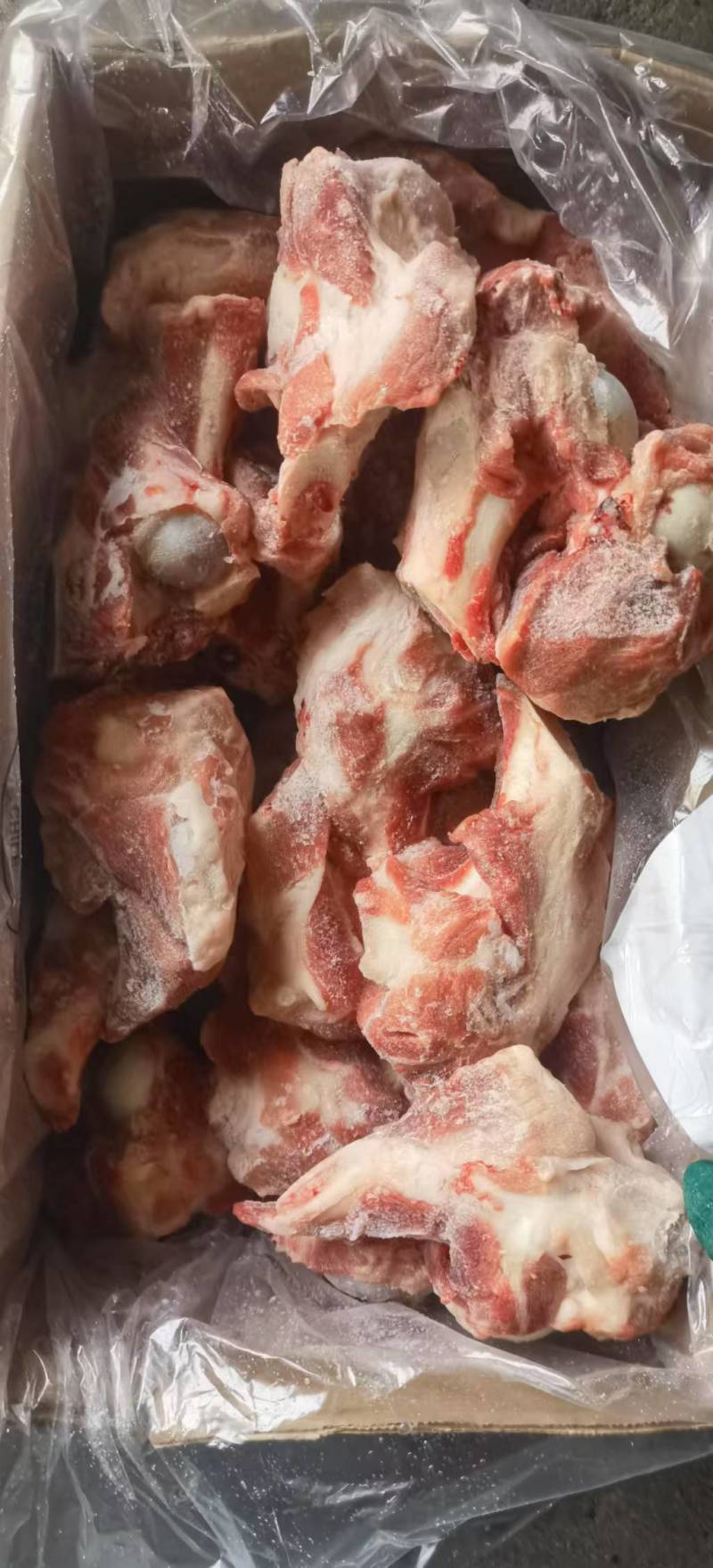 猪棒骨，价格超低实惠，个头均匀，颜色鲜亮，根根漏骨髓