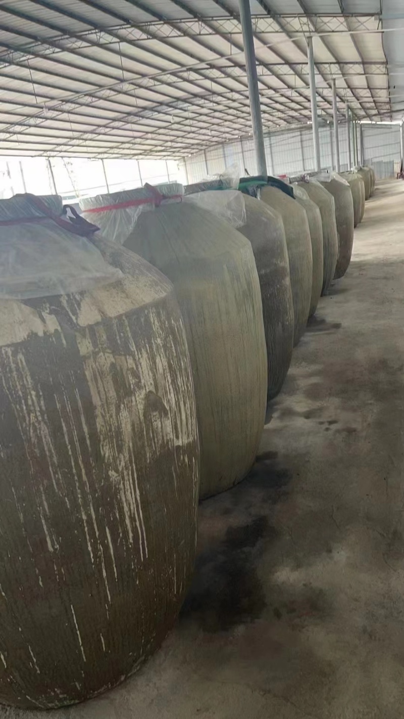 【老坛子泡菜】采用大型老坛密封发酵，味正，地道