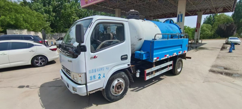 吸污车