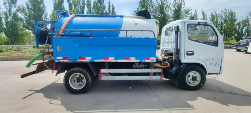 吸污车