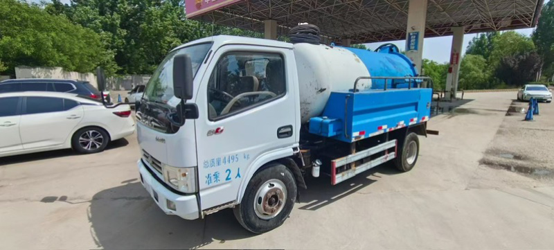 吸污车