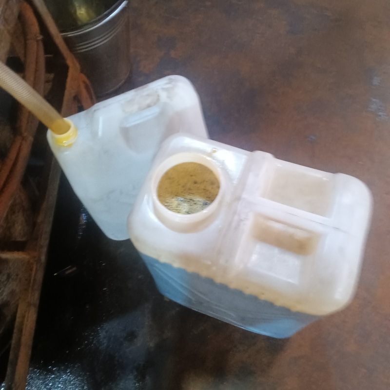 四川黑菜籽油，色泽红润，油质上等。现榨现发