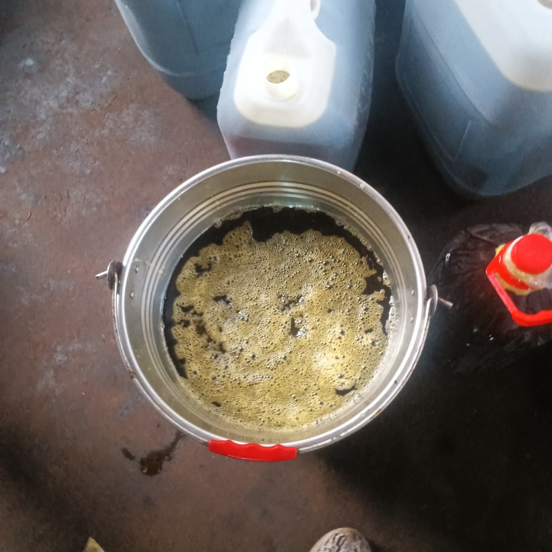 四川黑菜籽油，色泽红润，油质上等。现榨现发