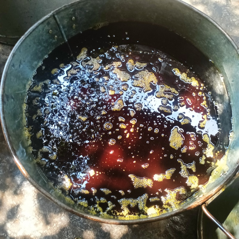 四川黑菜籽油，色泽红润，油质上等。现榨现发
