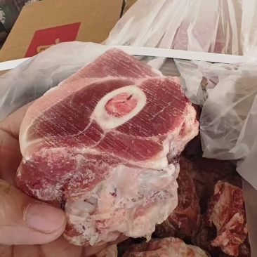 带腱猪腿骨块