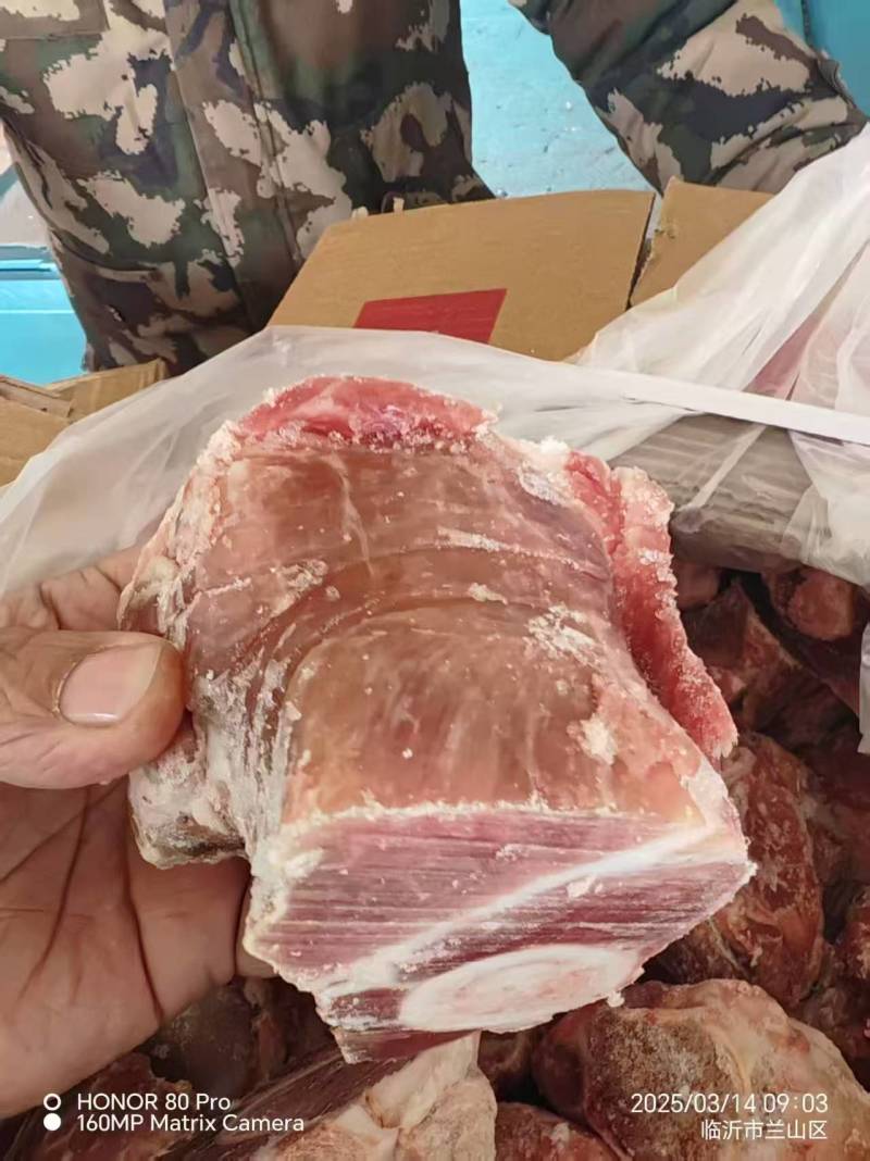带腱猪腿骨块