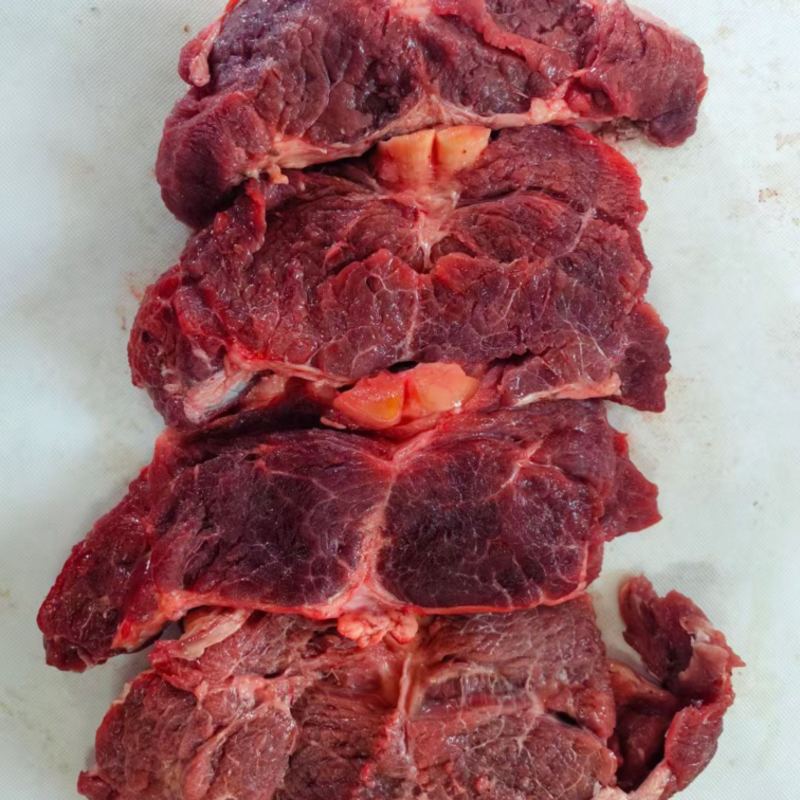 牛头肉块，牛肉块，选自于牛脖根肉，大整，炖煮卤均可