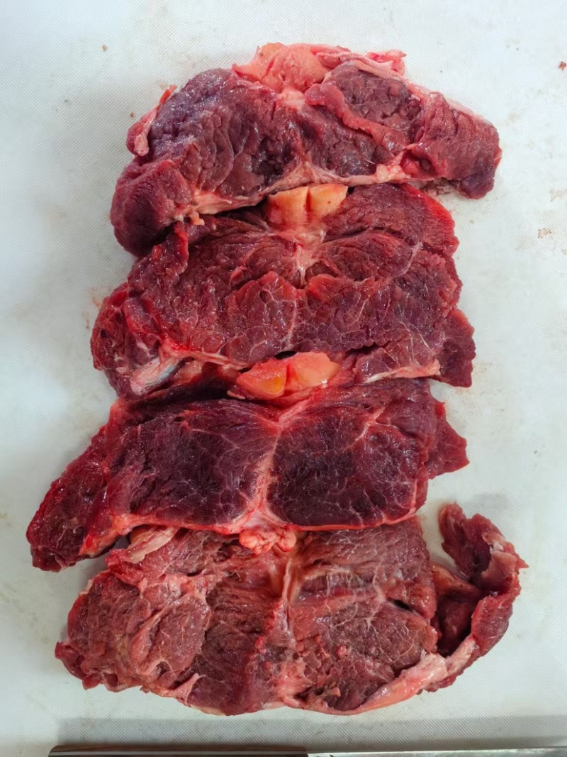 牛头肉块，牛肉块，选自于牛脖根肉，大整，炖煮卤均可