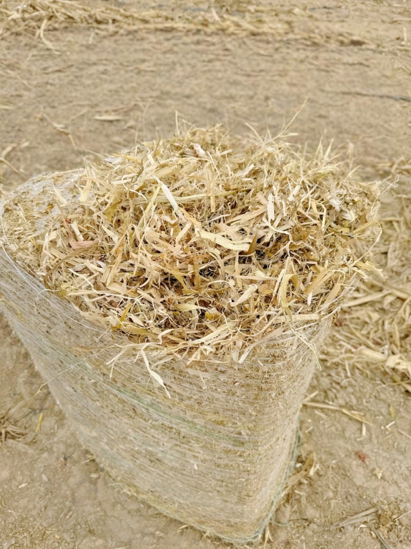 精品玉米秸秆二次柔丝压块牛马羊草料风选无土无膜无霉
