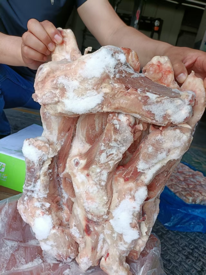 肥猪带腱后腿骨，十公斤箱装8根左右，24年8月，新开检疫