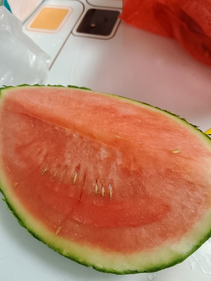 安徽早春红玉，小糖丸西瓜，皮薄囗感脆甜，保证质量。