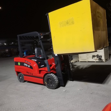 不烧油只用电纯电动叉车省时省力还省钱又省人工