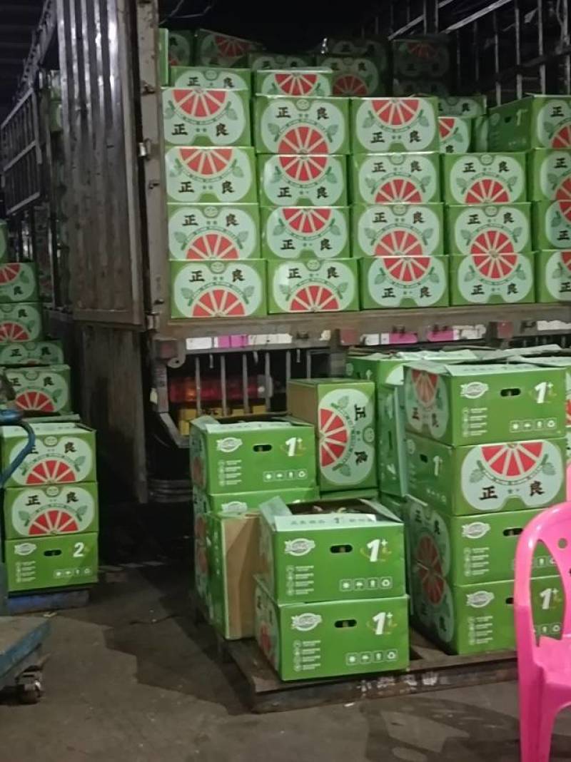 广东清甜西瓜直供，皮薄汁多口感佳，夏日解暑**，现摘现发！