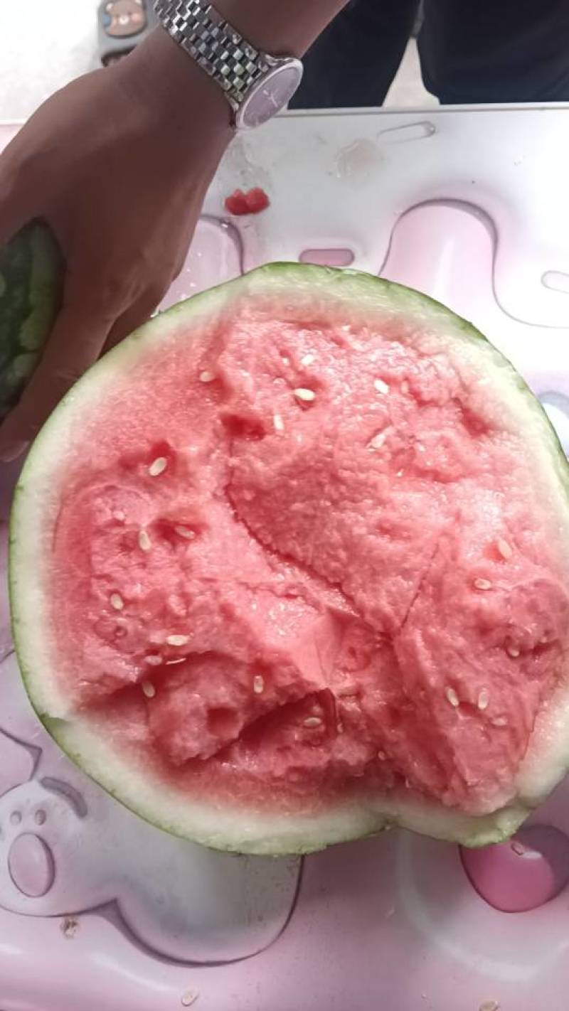 广东清甜西瓜直供，皮薄汁多口感佳，夏日解暑**，现摘现发！
