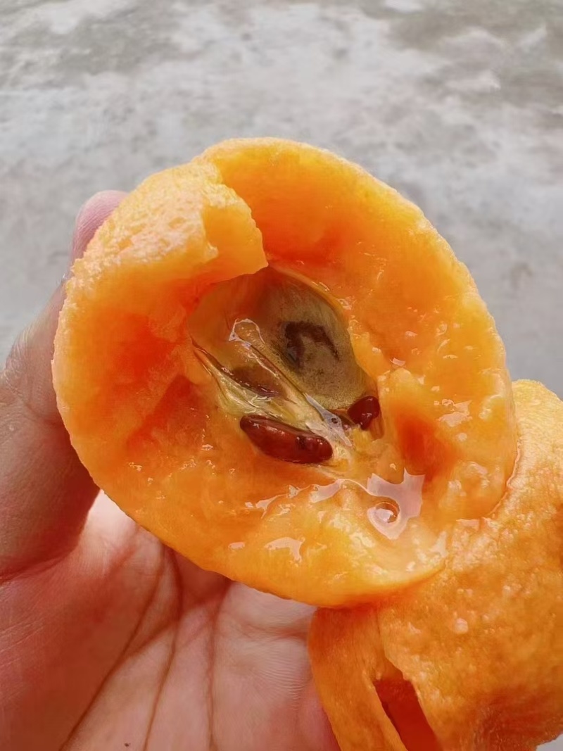 果皮橙黄发亮，果肉细腻无渣，酸甜比**平衡口口爆汁：