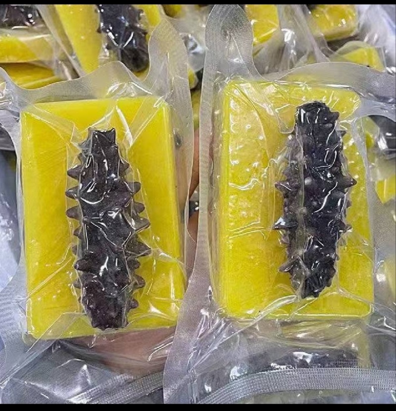 海参小米粥，金汤杂粮，用海参筒骨土鸡鲜炖熬制汤底。