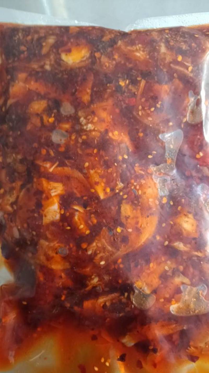 丰都鬼城麻辣鸡，主食材采用6个月以上的跑山鸡加工而成！