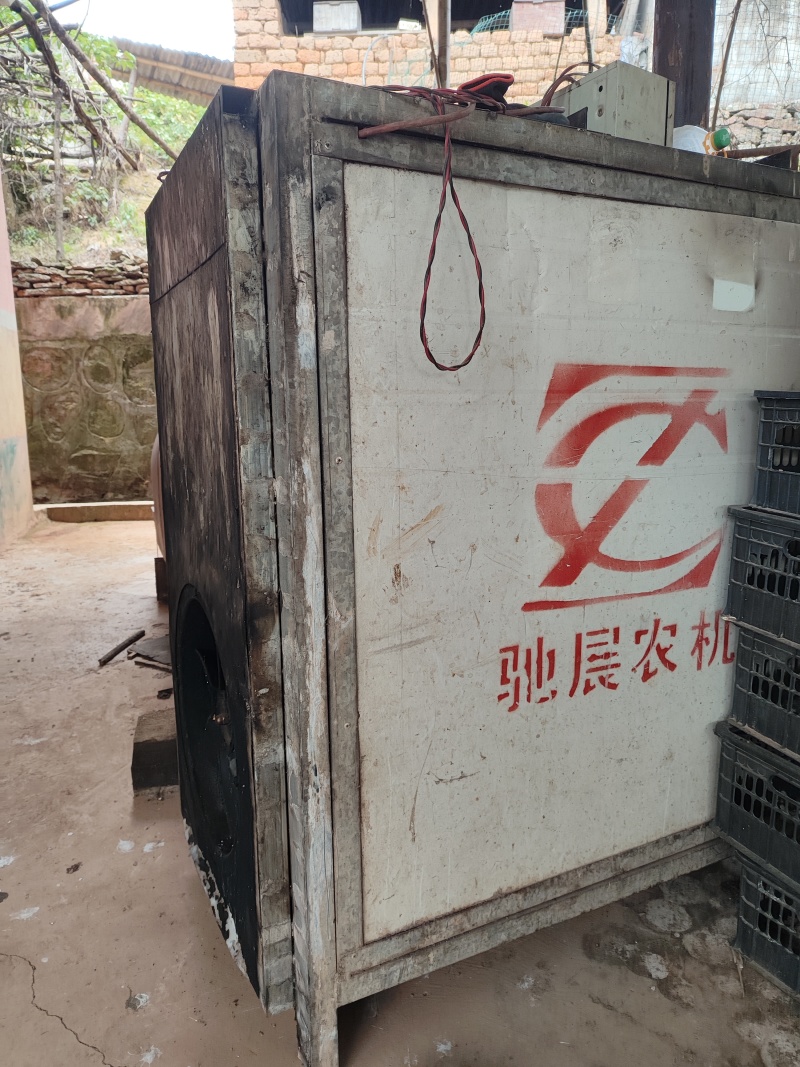 一个烘干房主机和过筛机用不到了。有需要的老板便宜拿去用。