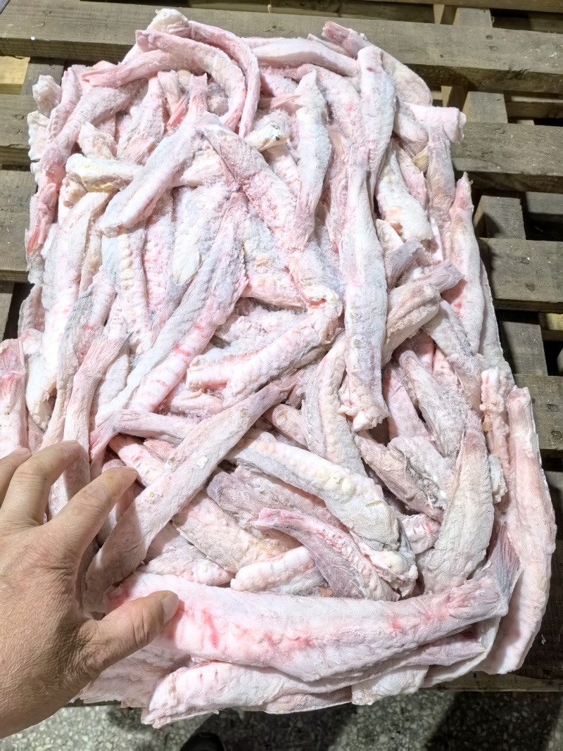 修边安康鱼排