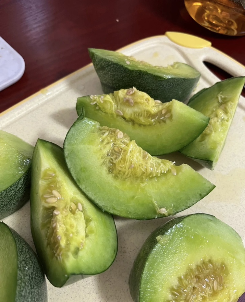 河南绿宝石甜瓜大量供应新鲜采摘，一手货源