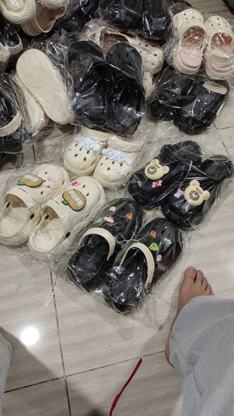尾货洞洞鞋一手货源量大从优