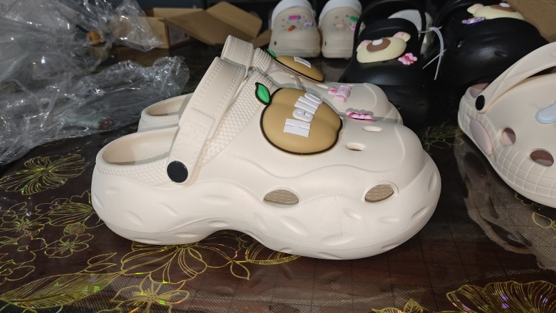 尾货洞洞鞋一手货源量大从优
