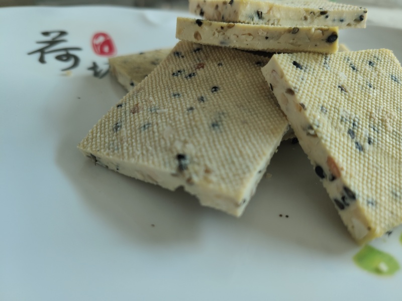芝麻花生豆干厂家新品，芝麻花生豆腐花干欢迎来电咨询