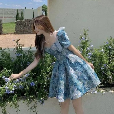 蓝色碎花连衣裙女夏季新款设计感轻奢宫廷油画气质收腰蓬蓬短裙子