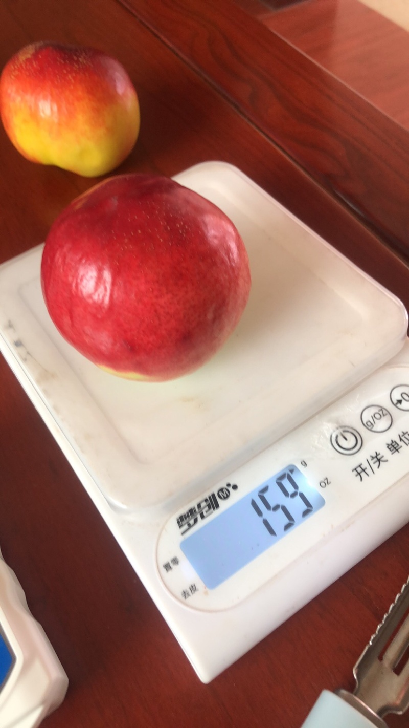 各种规格红黄油桃