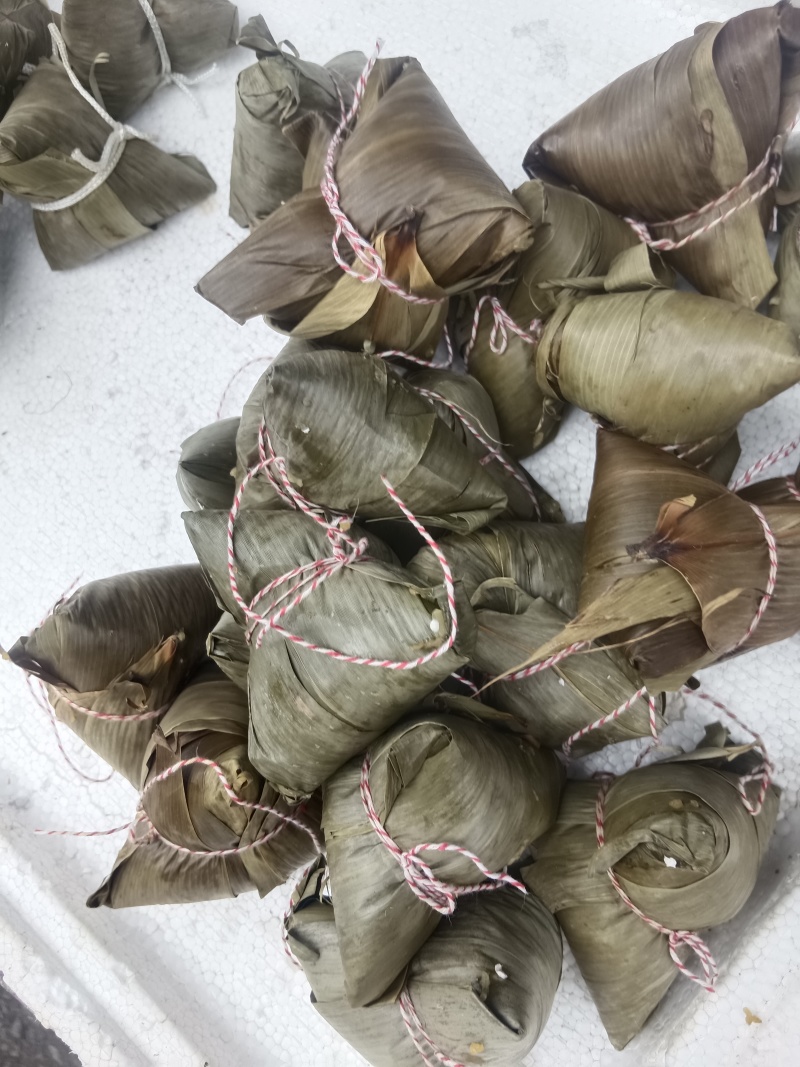 出售各种粽子蜜枣粽蛋黄肉粽碱水种多种口味，一件起批包邮
