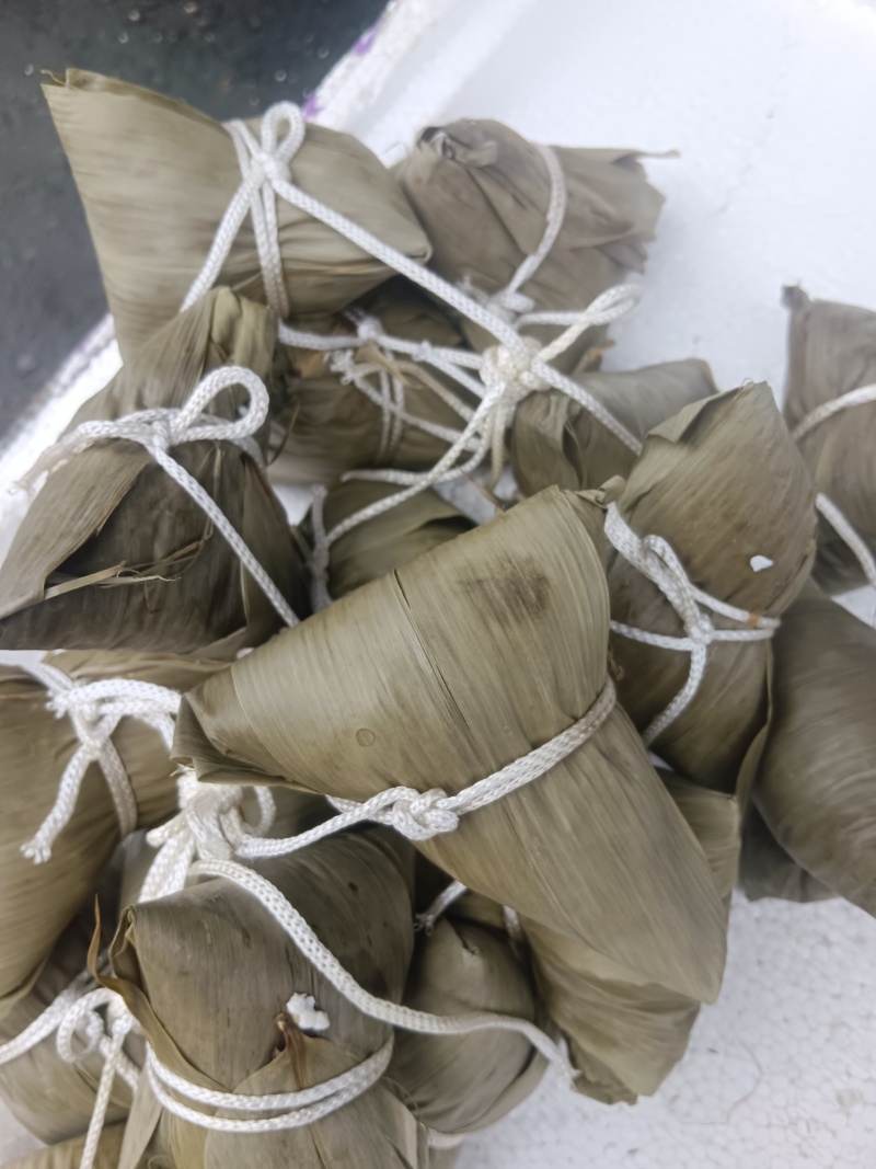 出售各种粽子蜜枣粽蛋黄肉粽碱水种多种口味，一件起批包邮