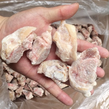 猪蹄块，火烧去毛的，颜色好，有带皮的，新品，**