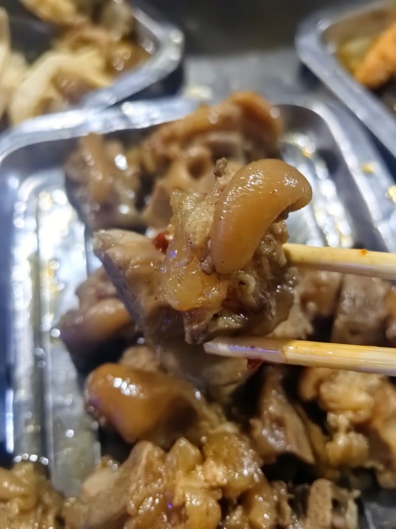 猪蹄块，火烧去毛的，颜色好，有带皮的，新品，**