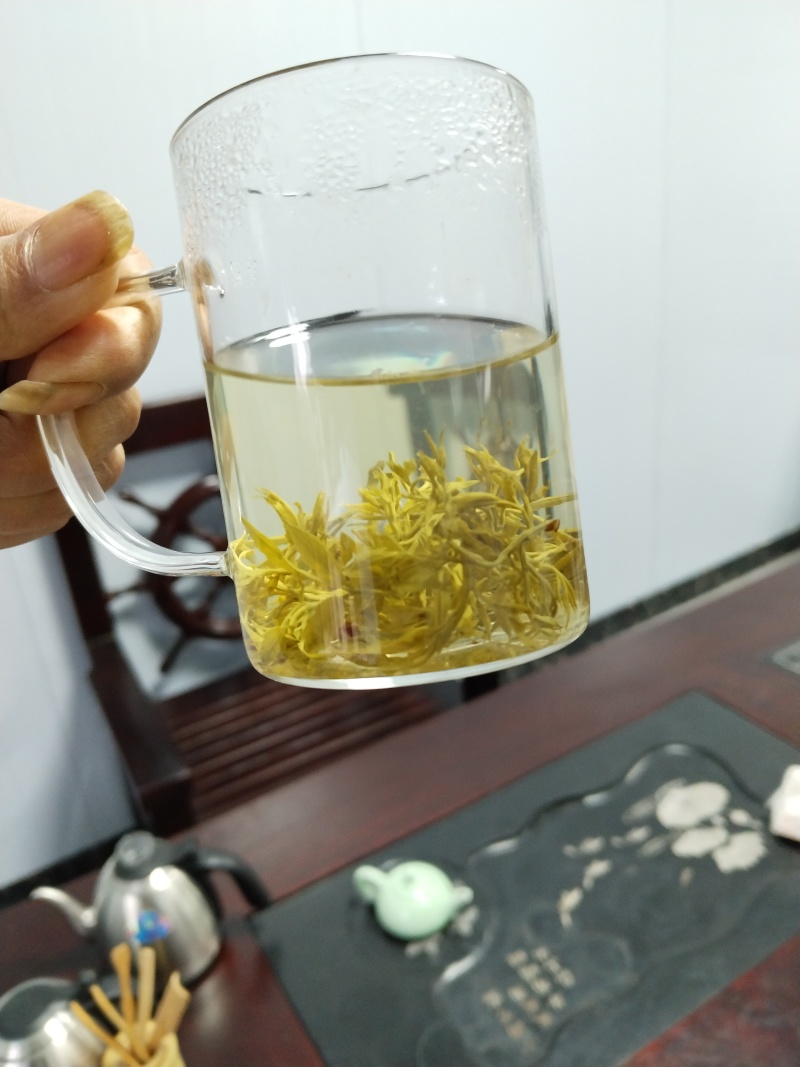 张家界高山莓茶，它含有多种微量元素，还有17种氨基酸。