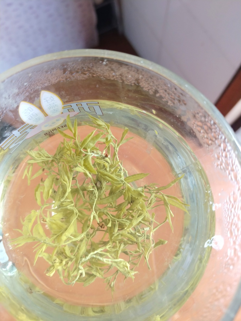 张家界高山莓茶，它含有多种微量元素，还有17种氨基酸。